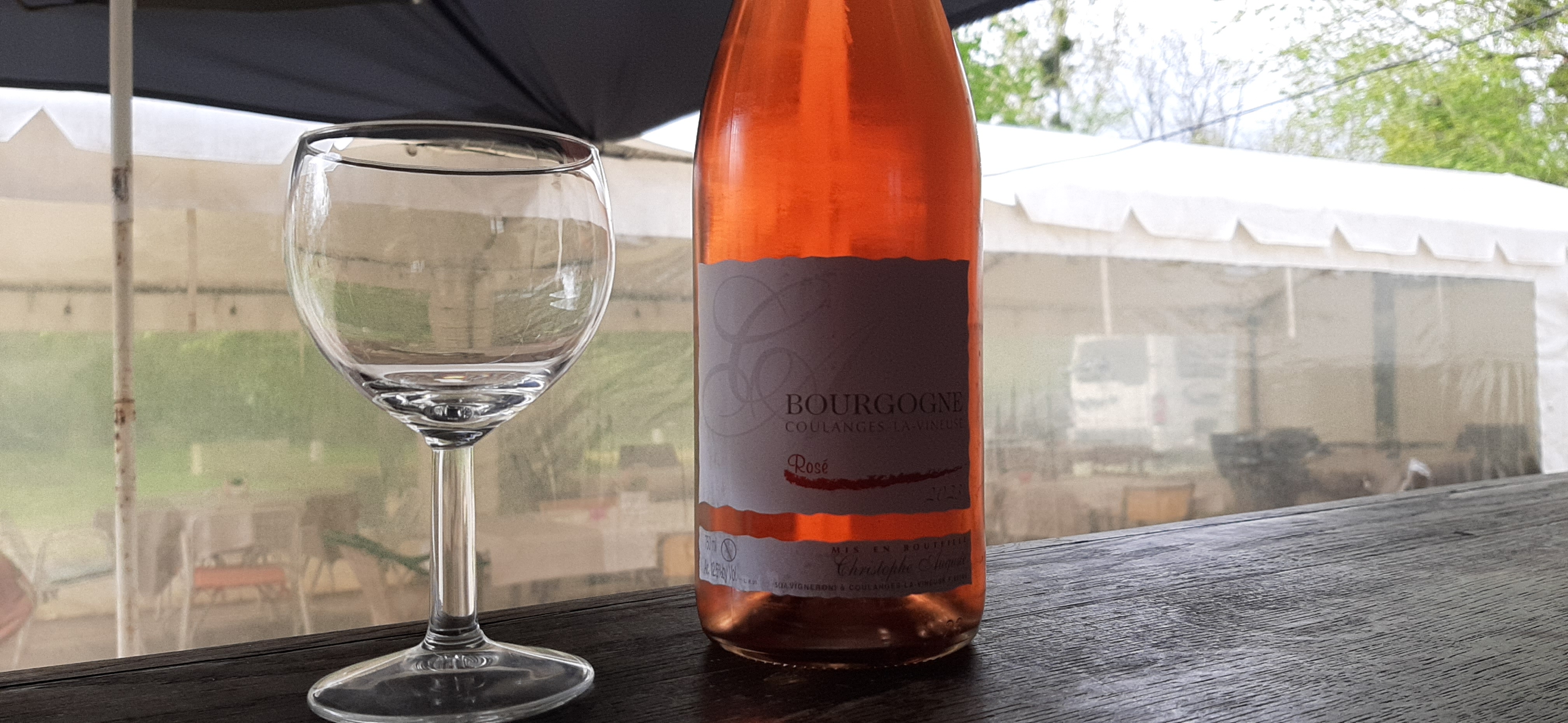 Photo d'une bouteille de vin rosé Bourgogne Coulange et un verre à vin